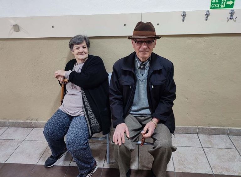 ناخب مسن داخل مركز للاقتراع بتركيا - رويترز