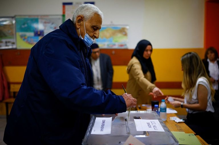 ناخب مسن داخل مركز للاقتراع بتركيا - رويترز