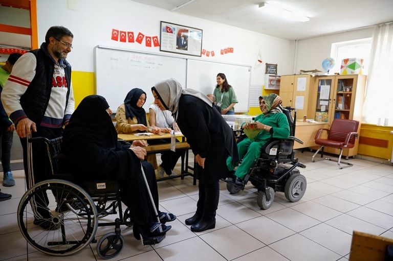 ناخب مسن داخل مركز للاقتراع بتركيا - رويترز ناخب مسن داخل مركز للاقتراع بتركيا - رويترز