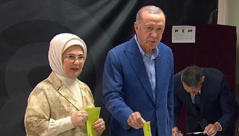 أردوغان يدلي بصوته 