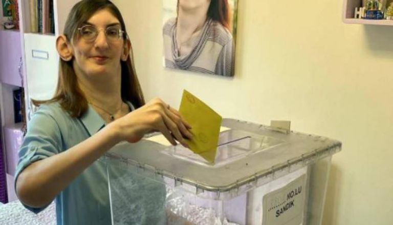 أطول امرأة في العالم تدلي بصوتها في الانتخابات التركية