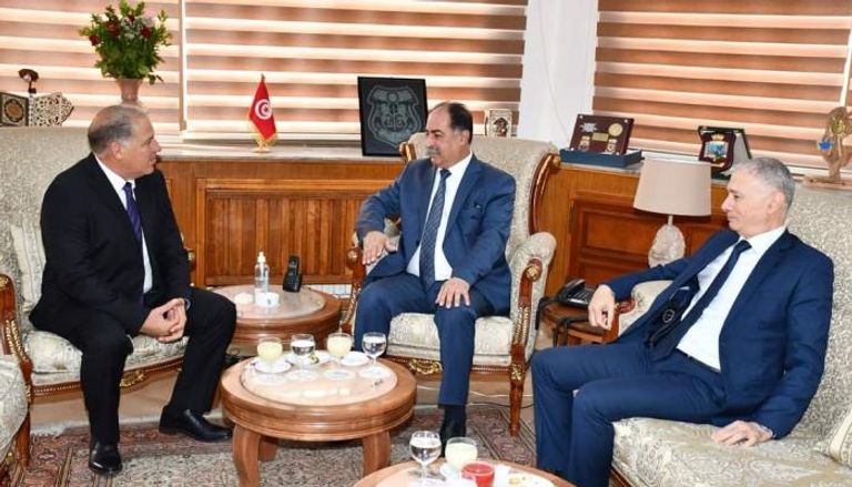 وزير الداخلية (في الوسط) يستقبل حسين الغربي