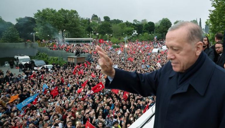 الرئيس التركي وسط أنصاره