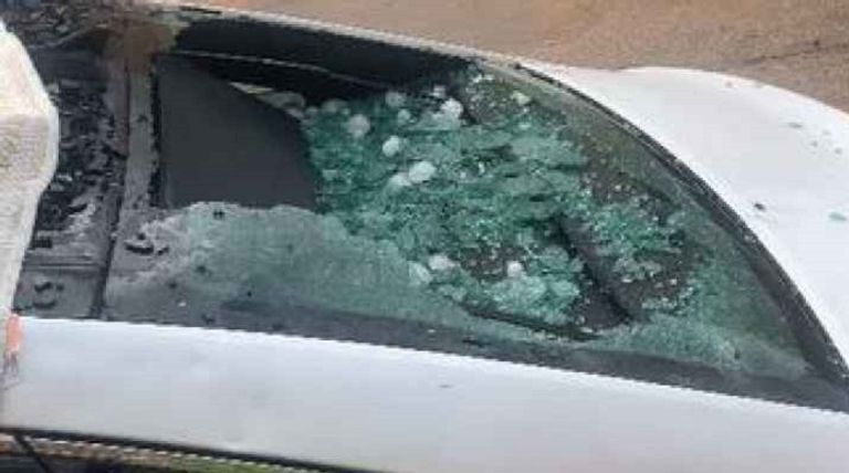 حبات البرد تكسو شوارع الأردن