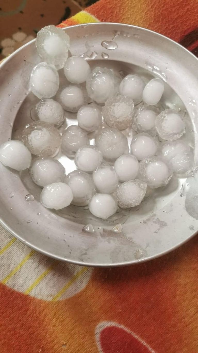 حبات البرد تكسو شوارع الأردن