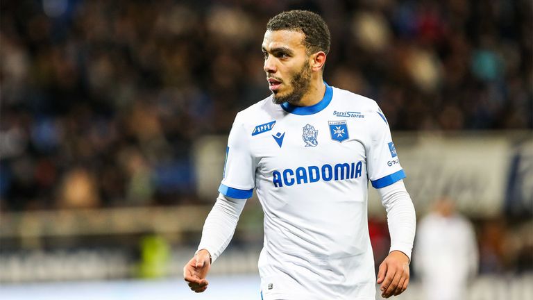 حكيم زدادكة يوسف عطال نجم منتخب الجزائر