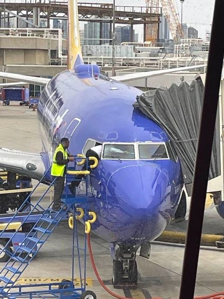 لحظة خروج الطيار من النافذة 