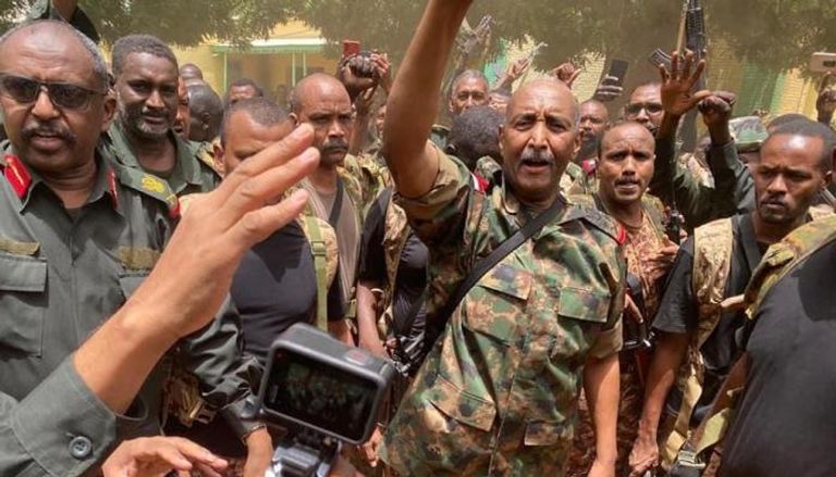 عبد الفتاح البرهان خلال جولته التفقدية لقوات من الجيش السوداني