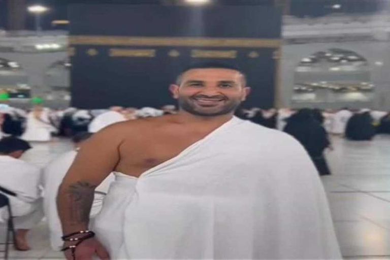 أحمد الفيشاوي بملابس الإحرام 