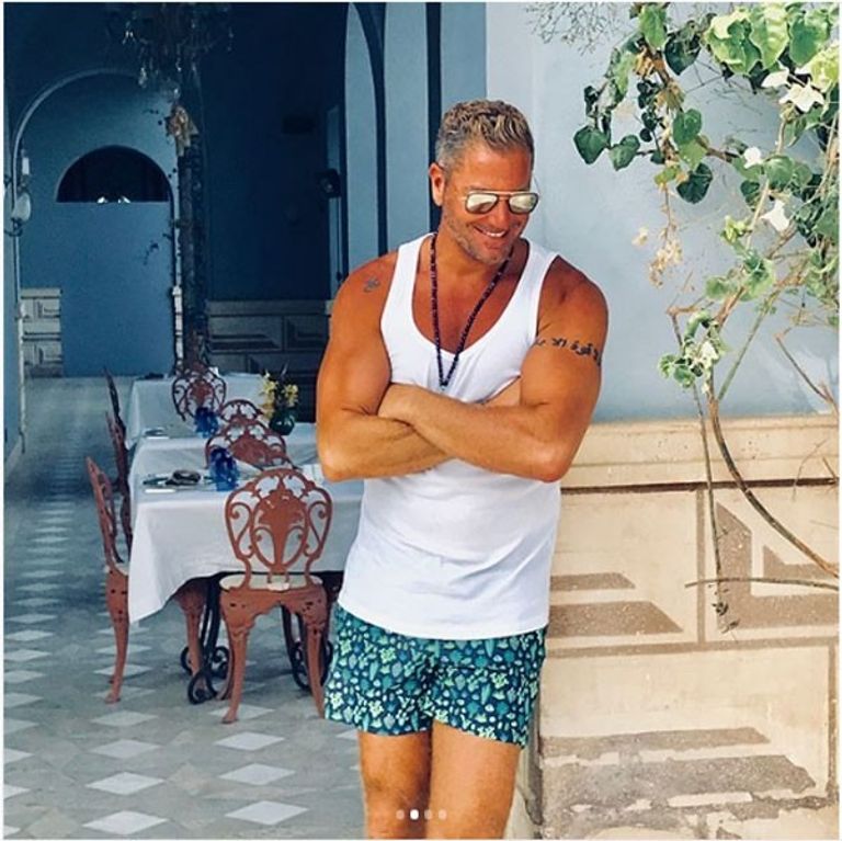 أحمد الفيشاوي بملابس الإحرام 