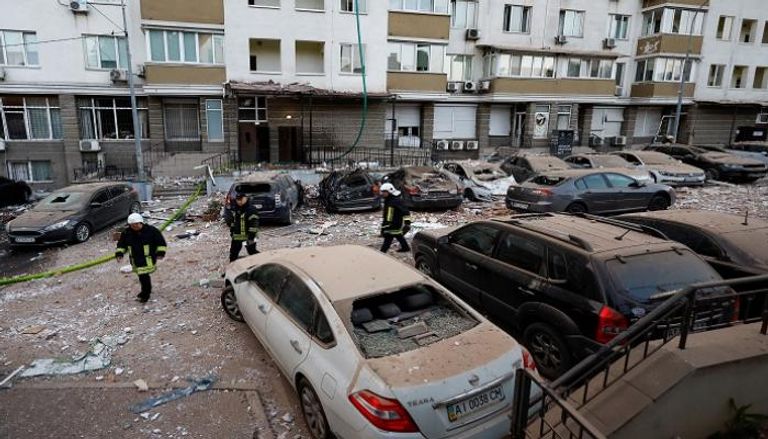 جانب من الأضرار التي لحقت بالمنشآت والمركبات في العاصمة الأوكرانية كييف