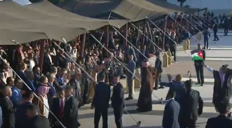 الطفل يعطي ملك الأردن رسالة سرية