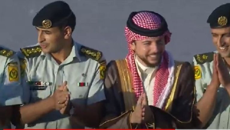 الطفل يعطي ملك الأردن رسالة سرية