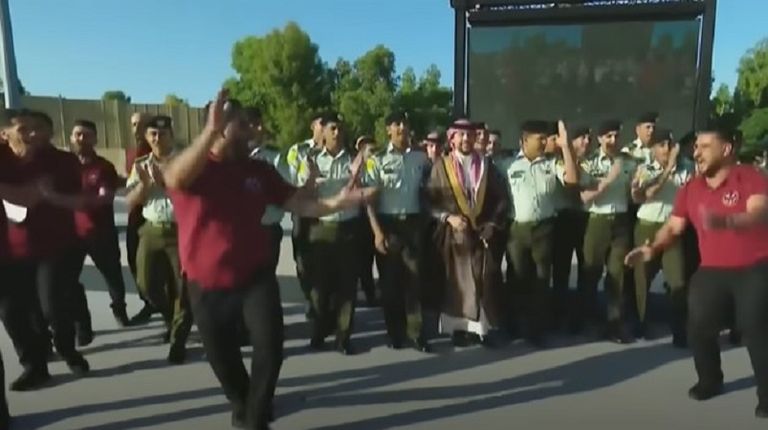 الطفل يعطي ملك الأردن رسالة سرية