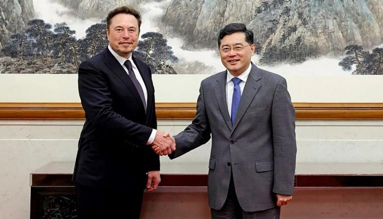 إيلون ماسك رئيس ومؤسس تسلا للسيارات الكهربائية وزير الخارجية الصيني تشين غانغ