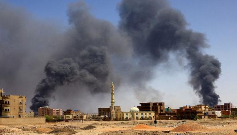 الدخان فوق المباني بعد قصف جوي خلال اشتباكات بين الدعم السريع والجيش في الخرطوم 