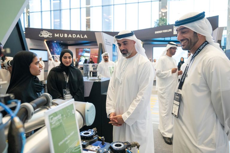 الشيخ خالد بن محمد بن زايد آل نهيان خلال جولة بمنتدى 