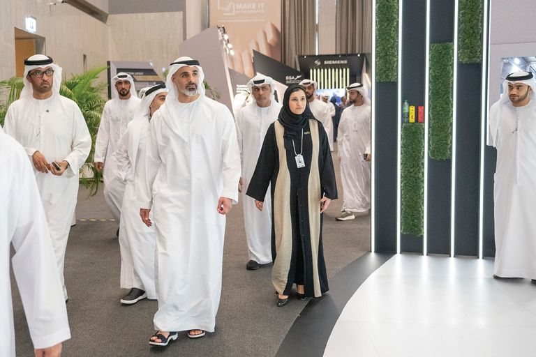 الشيخ خالد بن محمد بن زايد آل نهيان خلال جولة بمنتدى 