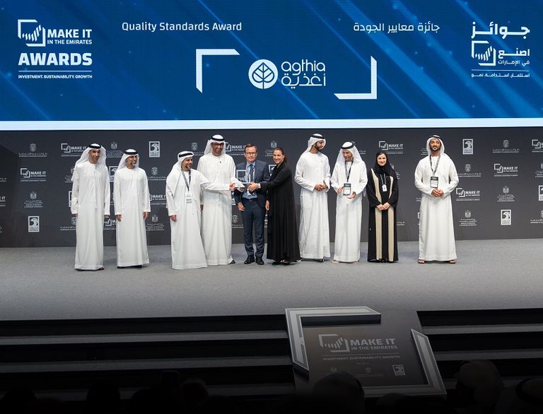 سلطان الجابر يكرم رواد الصناعة والشركات بجوائز