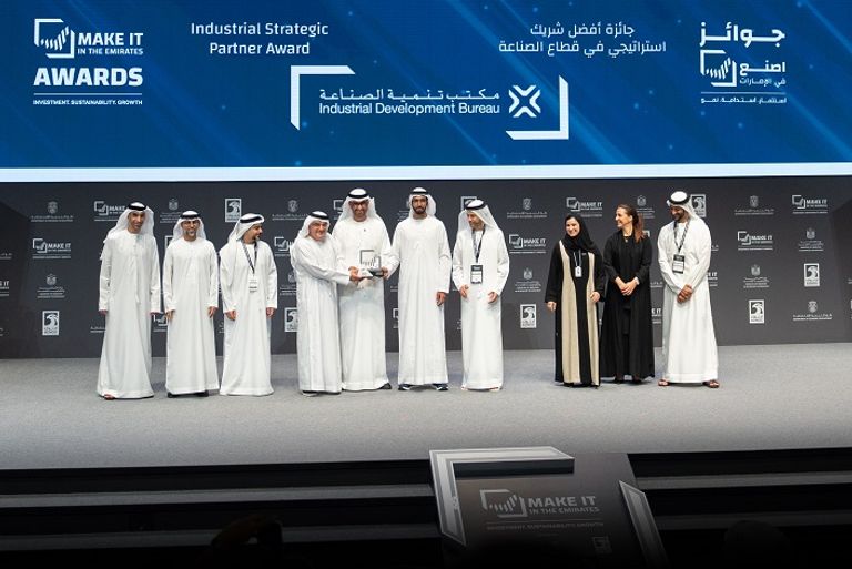 سلطان الجابر يكرم رواد الصناعة والشركات بجوائز