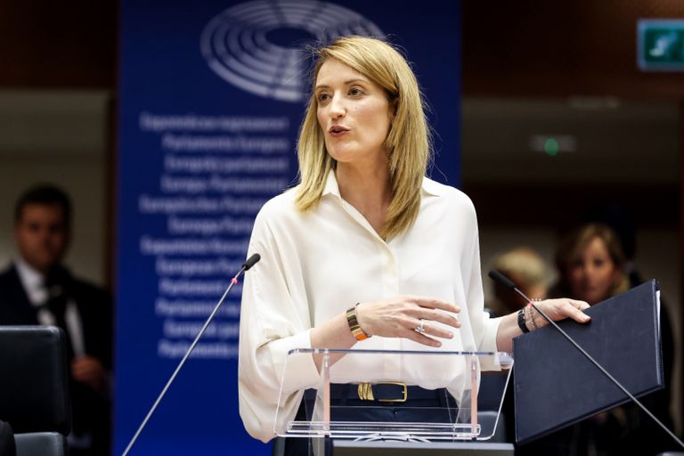 النائب الأوروبي مارك تارابيلا أثناء الجلسة