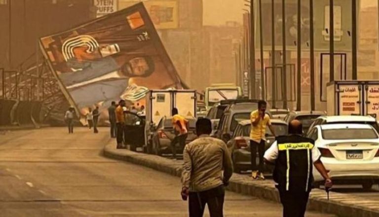 لوحة إعلانات ضخمة سقطت على جسر رئيسي في القاهرة