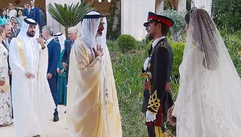 الشيخ خالد بن محمد بن زايد آل نهيان يهنئ ولي العهد الأردني بمناسبة زفافه