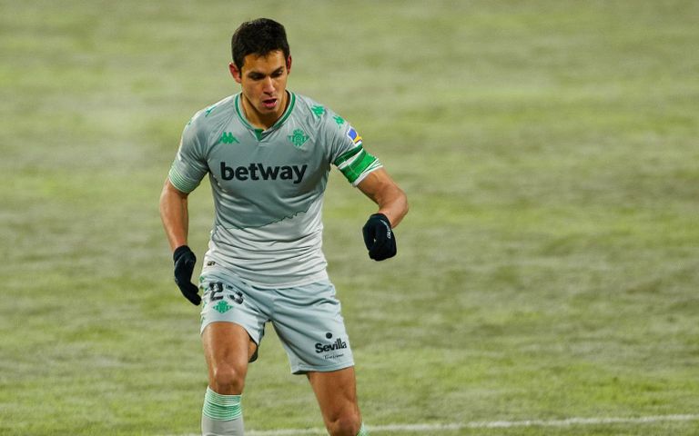 عيسى ماندي أيمن محيوس، مهاجم منتخب الجزائر