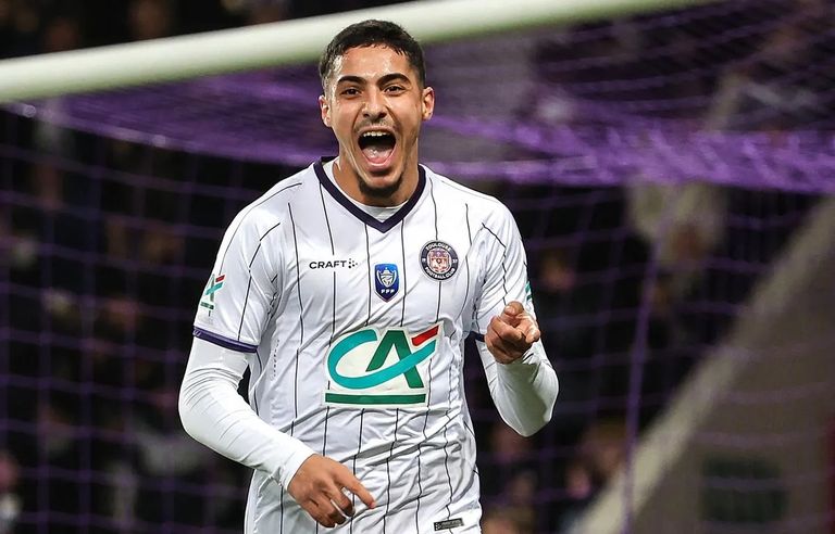 فارس شايبي أيمن محيوس، مهاجم منتخب الجزائر