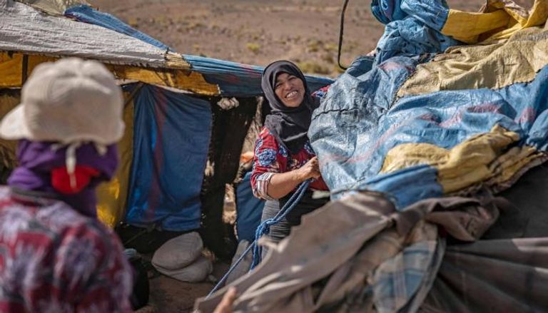 أمازيغيات ينصبن الخيام قرب قرية أميلاغو في المغرب - الفرنسية