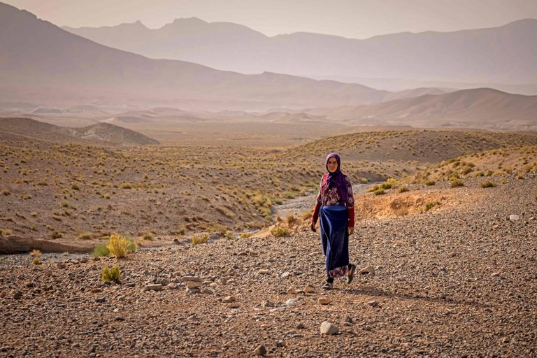 امرأة أمازيغية إيدا أوتشالي في معسكر بالقرب من أميلاغو أمازيغيات ينصبن الخيام قرب قرية أميلاغو في المغرب - الفرنسية