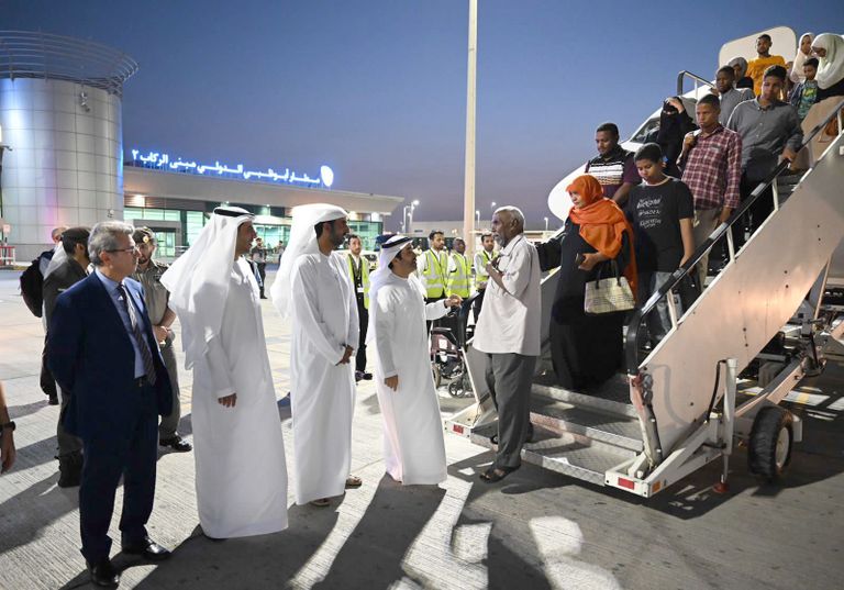 وصول طائرة الإجلاء إلى الإمارات - وام