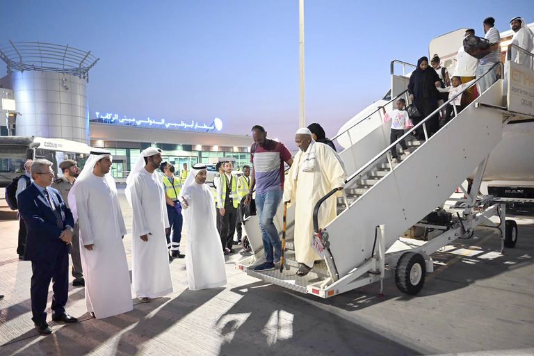 وصول طائرة الإجلاء إلى الإمارات - وام