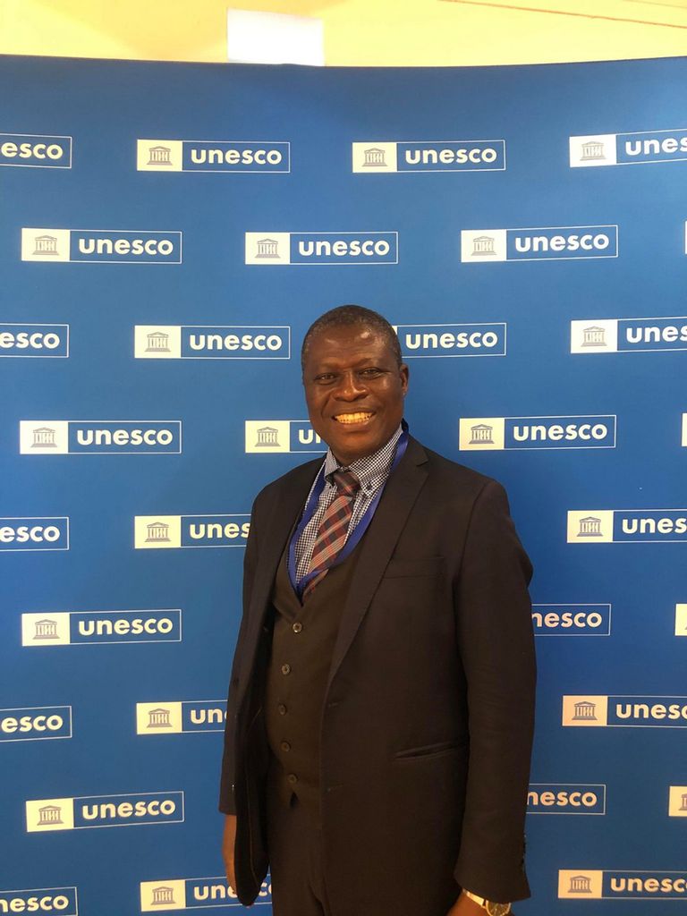 الدكتور سام إدوكومي، أحد المراقبين للمفاوضات، من غانا مخلفات بلاستيكية