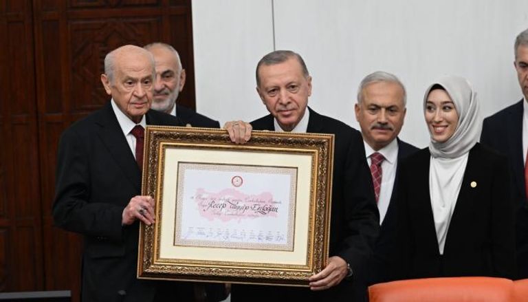 الرئيس التركي يتسلم وثيقة تنصيبه