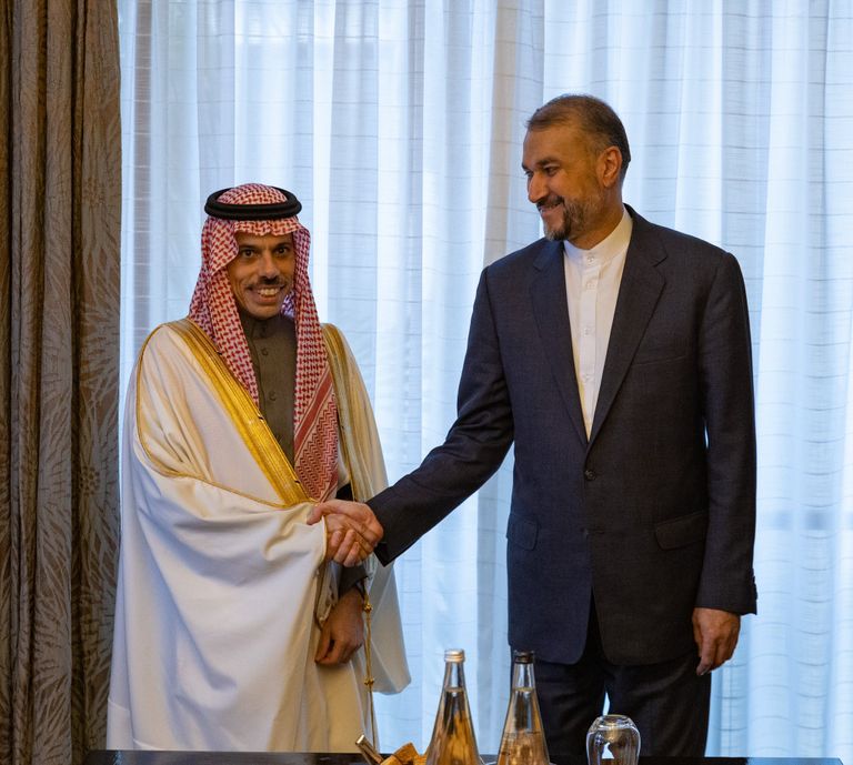 جانب من لقاء وزيري خارجية السعودية وإيران في مدينة كيب تاون