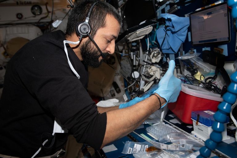 سلطان النيادي مع رواد الفضاء بالمحطة الدولية