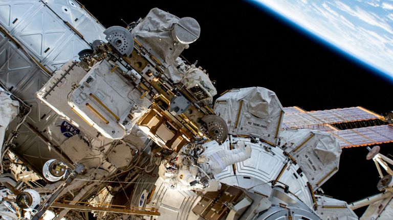 سلطان النيادي مع رواد الفضاء بالمحطة الدولية