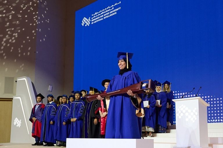 جانب من حفل تخريج الدفعة الثانية من جامعة محمد بن زايد للذكاء الاصطناعي