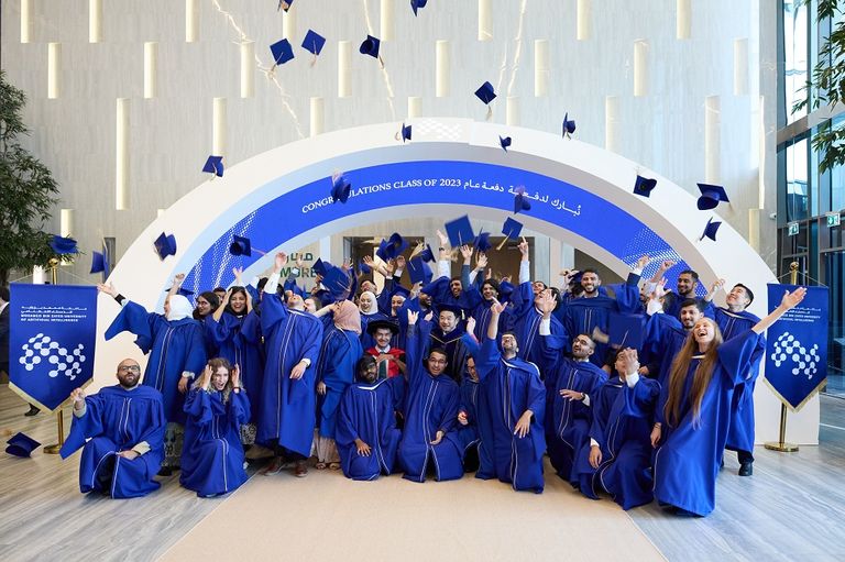 جانب من حفل تخريج الدفعة الثانية من جامعة محمد بن زايد للذكاء الاصطناعي