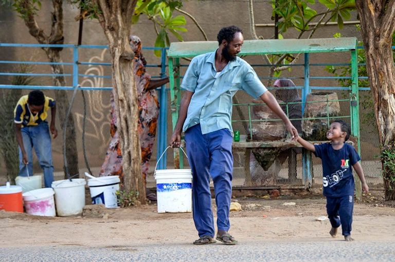 العثور على مياه نظيفة باتت معاناة يومية للسودانيين آثار الاشتباكات في شوارع الخرطوم - الفرنسية
