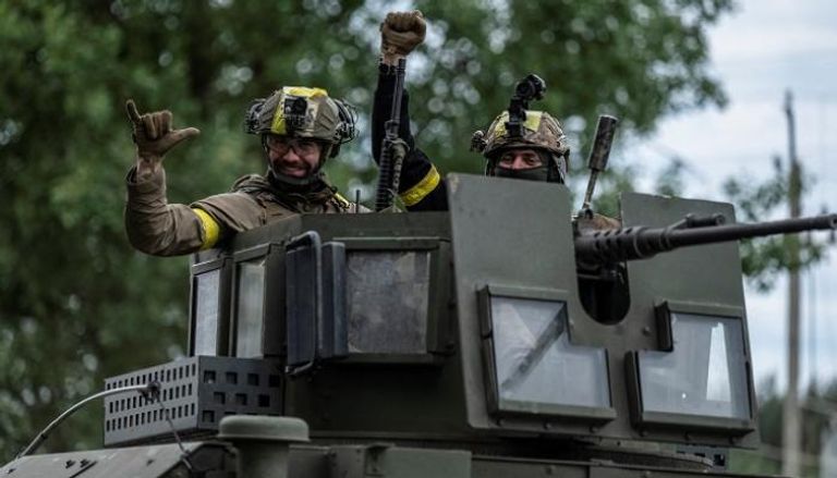 جنديان أوكرانيان فوق آلية - رويترز