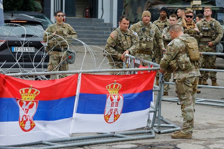 عناصر من قوة حفظ السلام التابعة للناتو في كوسوفو