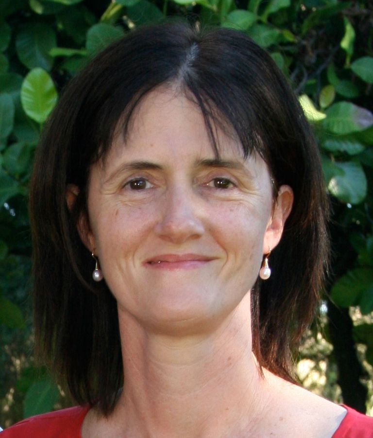 الدكتورة آنا بادوفان من معهد أبحاث البيئة وسبل العيش بجامعة تشارلز داروين ، والباحثة الرئيسية بالدراسة تغير المناخ يهدد صناعة المحار الصخري الاستوائي شمال أستراليا