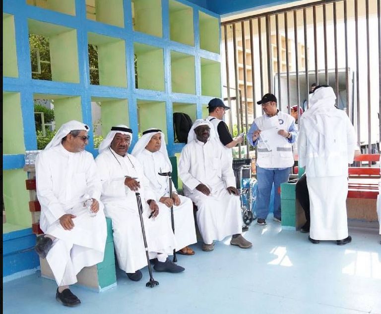 أحد كبار السن داخل أحد مركز الاقتراع في الكويت