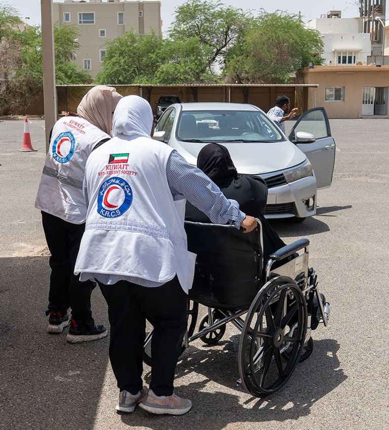 أحد كبار السن داخل أحد مركز الاقتراع في الكويت