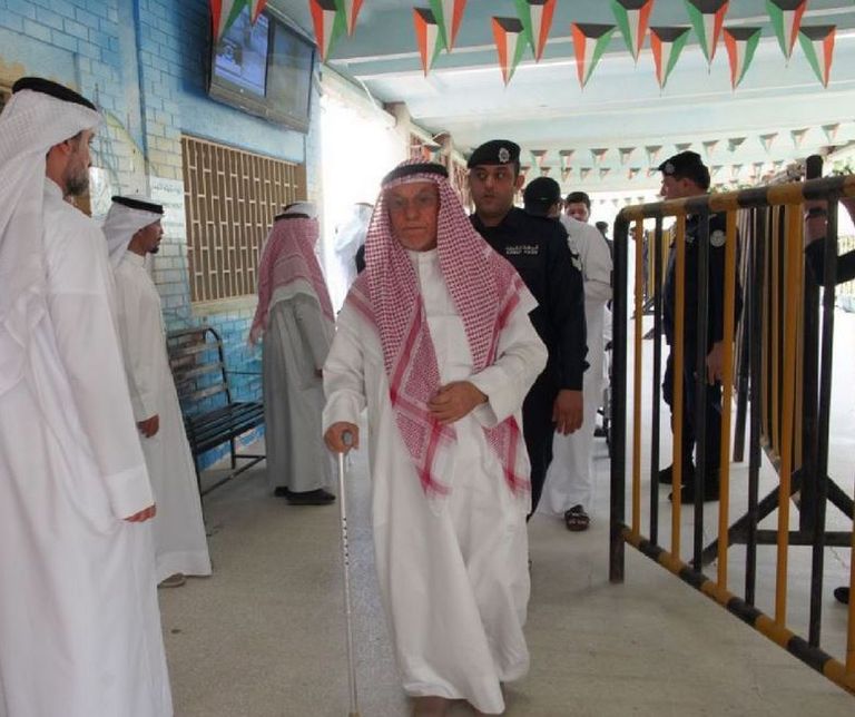 أحد كبار السن داخل أحد مركز الاقتراع في الكويت
