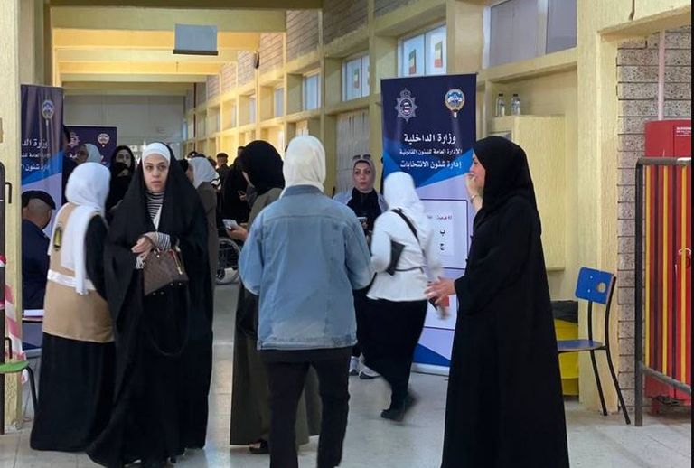 أحد كبار السن داخل أحد مركز الاقتراع في الكويت