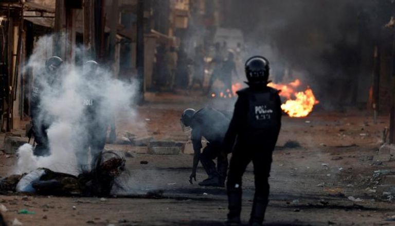 جنود في مواجهة محتجين خلال أعمال عنف في السنغال