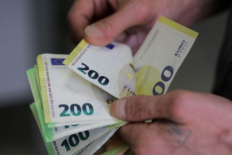دراسة تؤكد أن المال يطيل أعمار النساء- أرشيفية